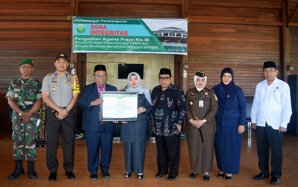 Ketua PA Praya bersama Wakil PTA NTB dan Bupati Lombok Tengah serta saksi lainnya